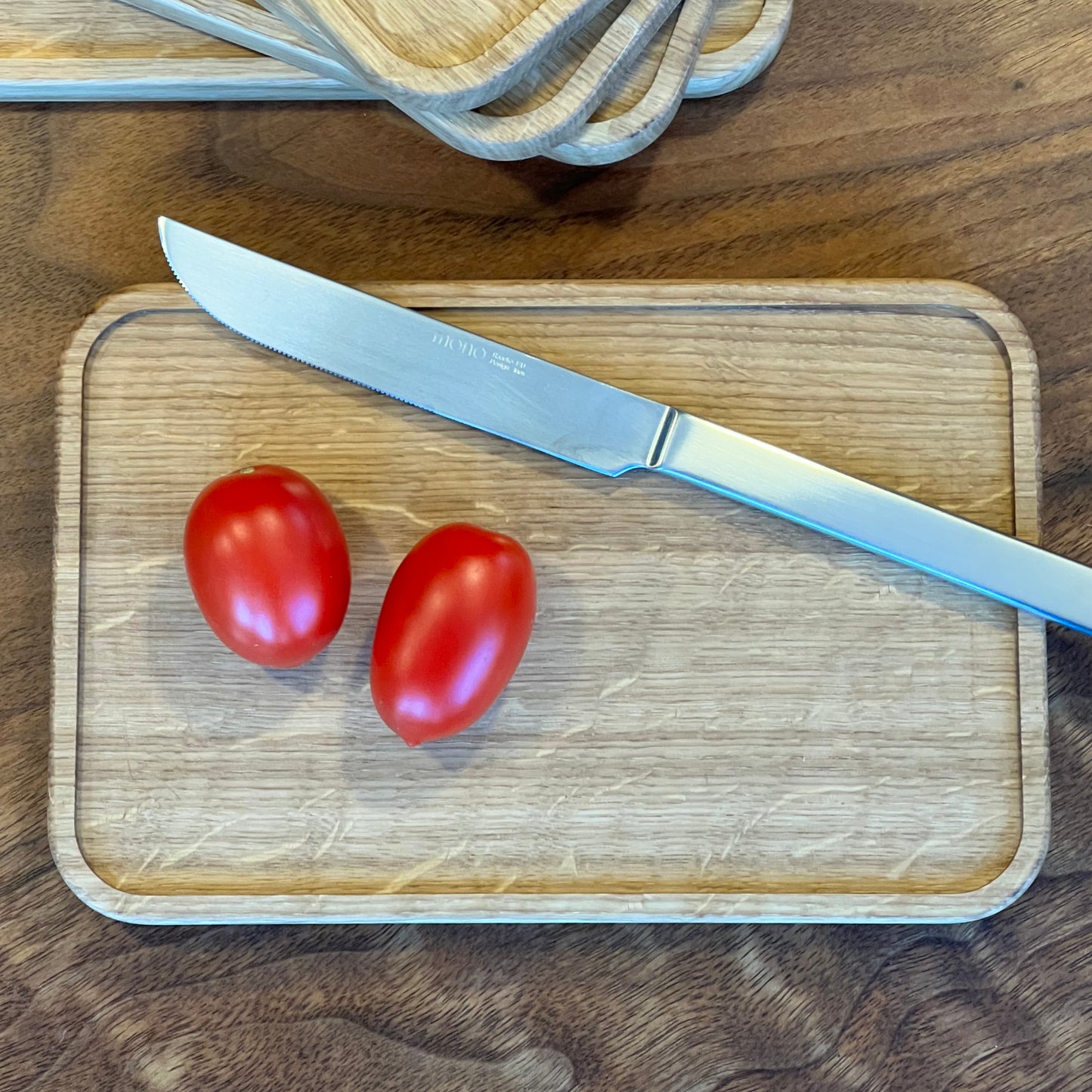 A serving board, handcrafted from solid Norwegian oak, featuring a finely milled edge.