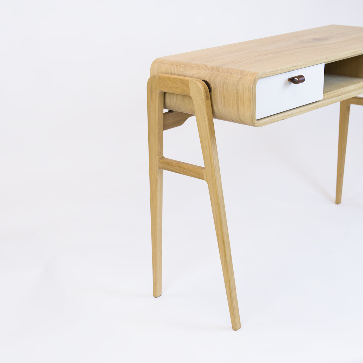 High desk and storage bench nm13H. The main corpus is crafted from solid Norwegian oak, featuring 2 drawers with white fronts and 1 slot.