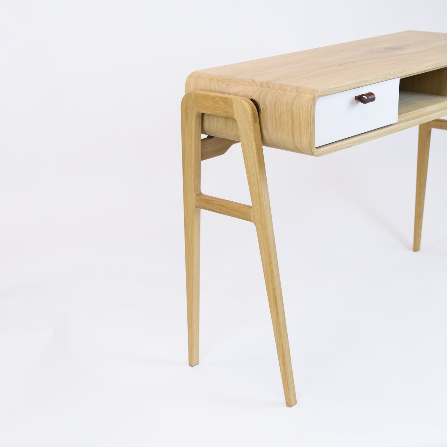 High desk and storage bench nm13H. The main corpus is crafted from solid Norwegian oak, featuring 2 drawers with white fronts and 1 slot.
