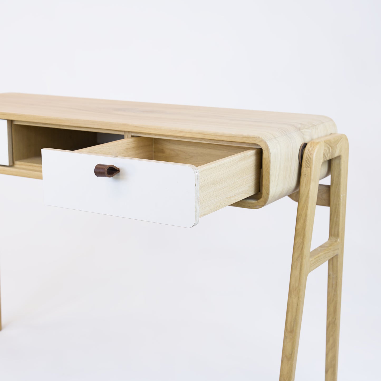 High desk and storage bench nm13H. The main corpus is crafted from solid Norwegian oak, featuring 2 drawers with white fronts and 1 slot.
