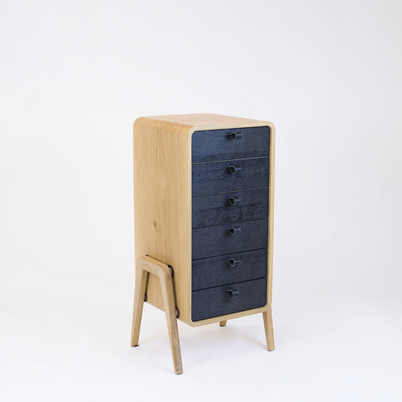 Low drawer unit nm61L. The main corpus is crafted from solid Norwegian oak, featuring 6 drawers with black oak front.
