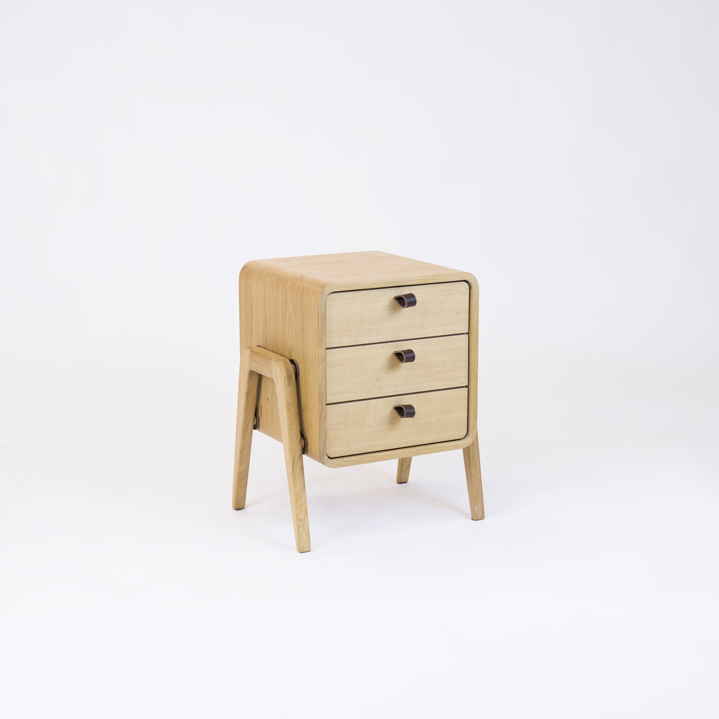 Low drawer unit nm31L. The main corpus is crafted from solid Norwegian oak, featuring 3 drawers with natural oak front.