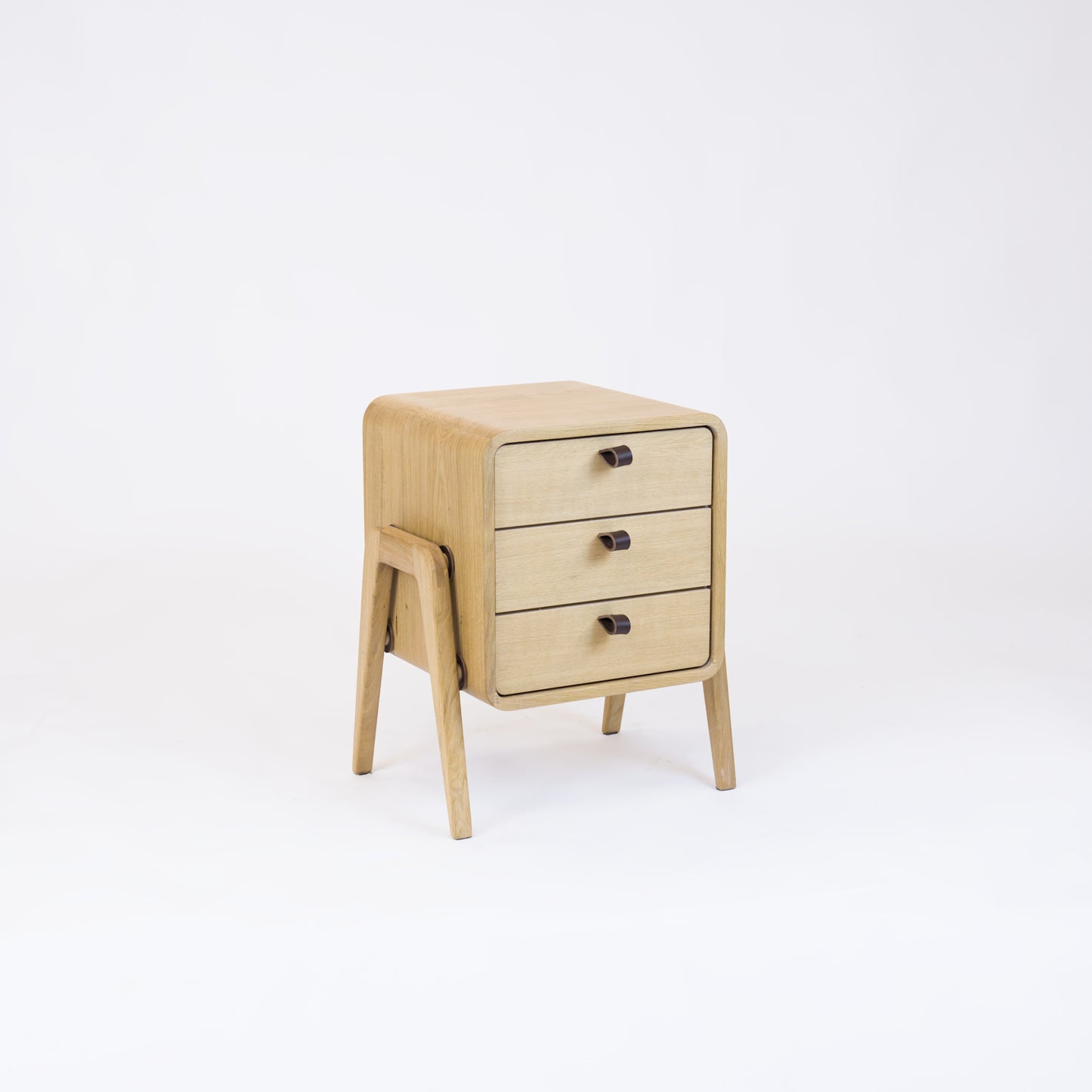 Low drawer unit nm31L. The main corpus is crafted from solid Norwegian oak, featuring 3 drawers with natural oak front.