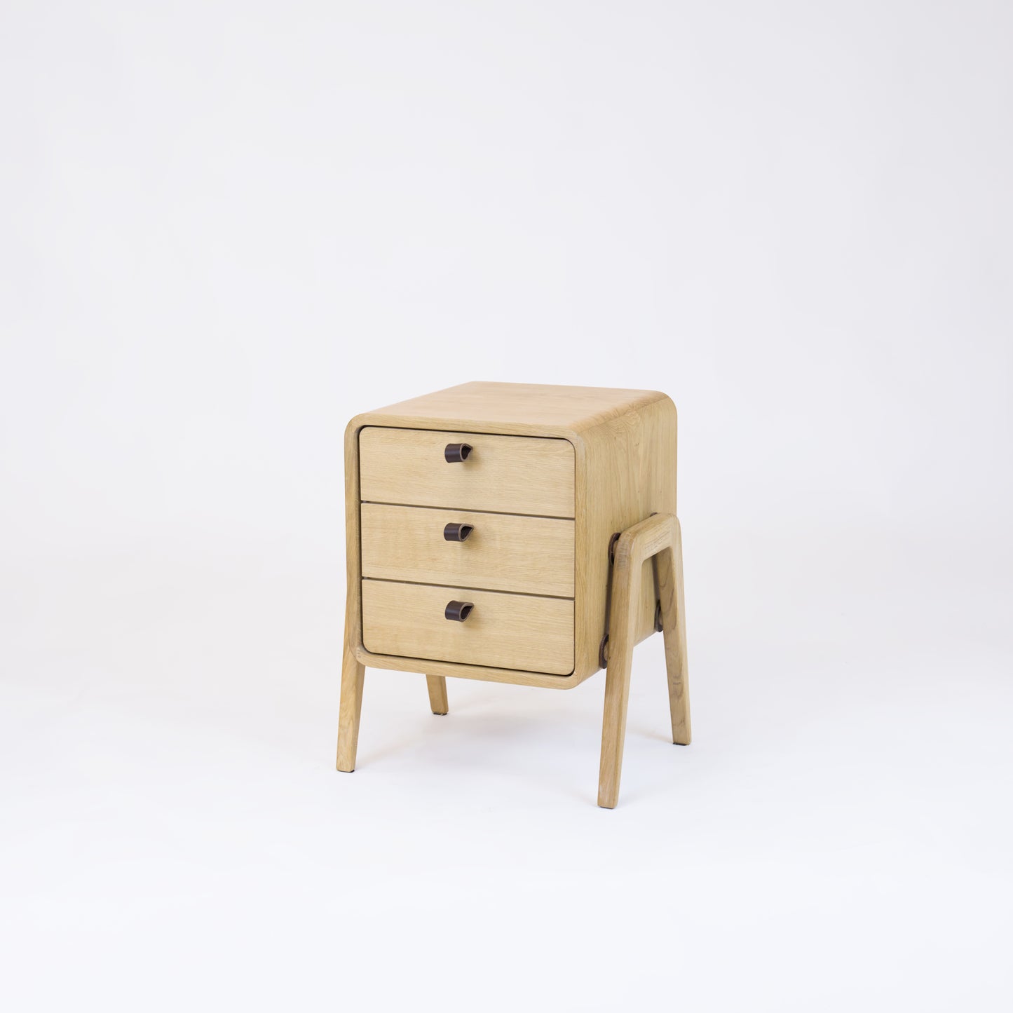 Low drawer unit nm31L. The main corpus is crafted from solid Norwegian oak, featuring 3 drawers with natural oak front.