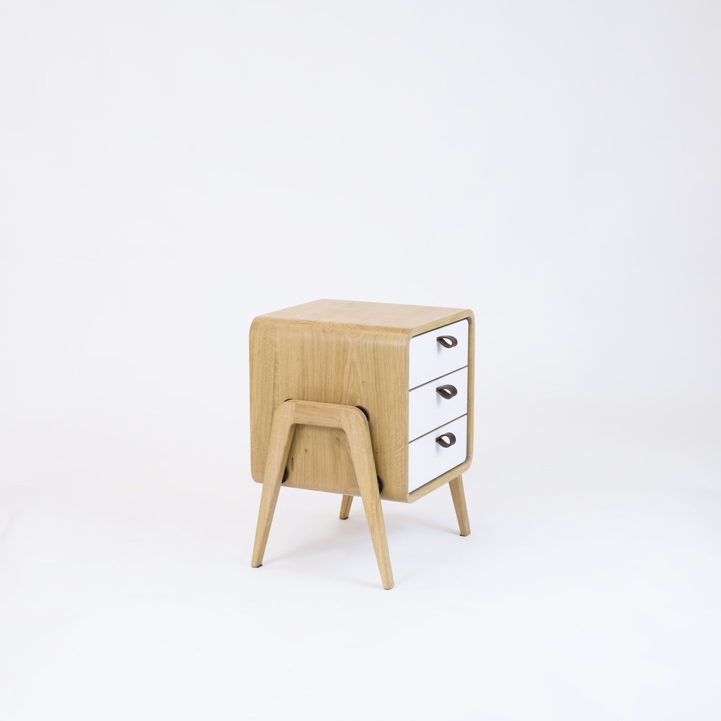 Low drawer unit nm31L. The main corpus is crafted from solid Norwegian oak, featuring 3 drawers with white front.