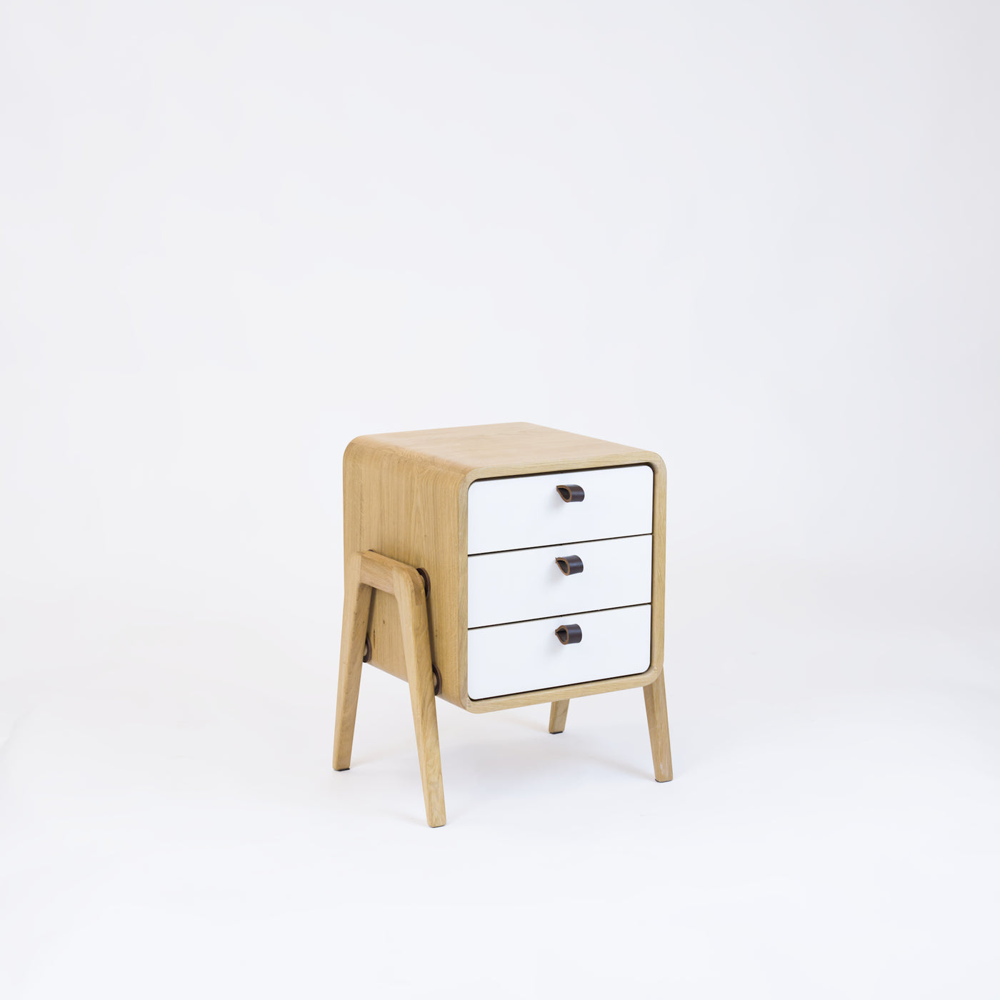 Low drawer unit nm31L. The main corpus is crafted from solid Norwegian oak, featuring 3 drawers with white front.