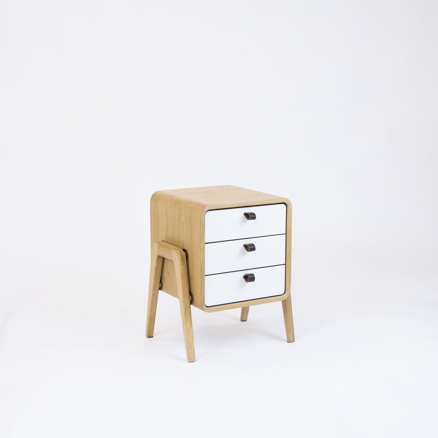Low drawer unit nm31L. The main corpus is crafted from solid Norwegian oak, featuring 3 drawers with white front.