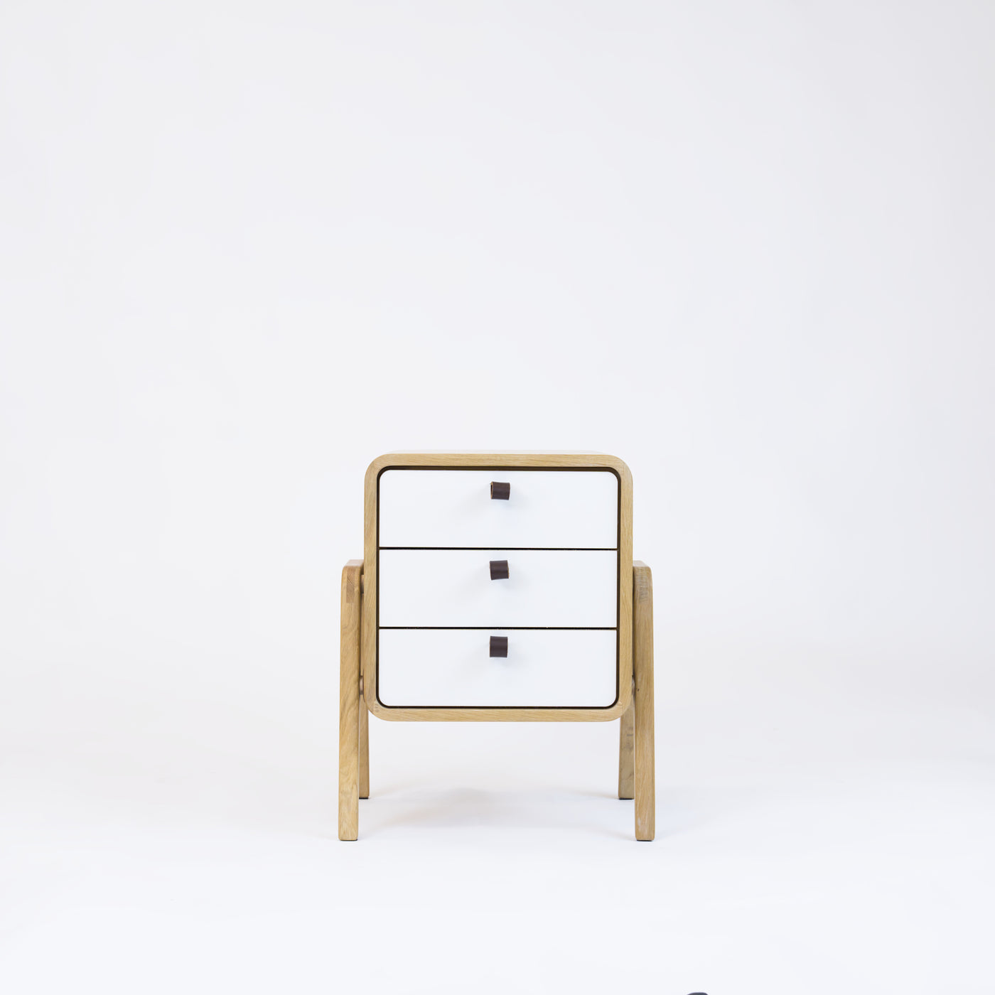 Low drawer unit nm31L. The main corpus is crafted from solid Norwegian oak, featuring 3 drawers with white front.