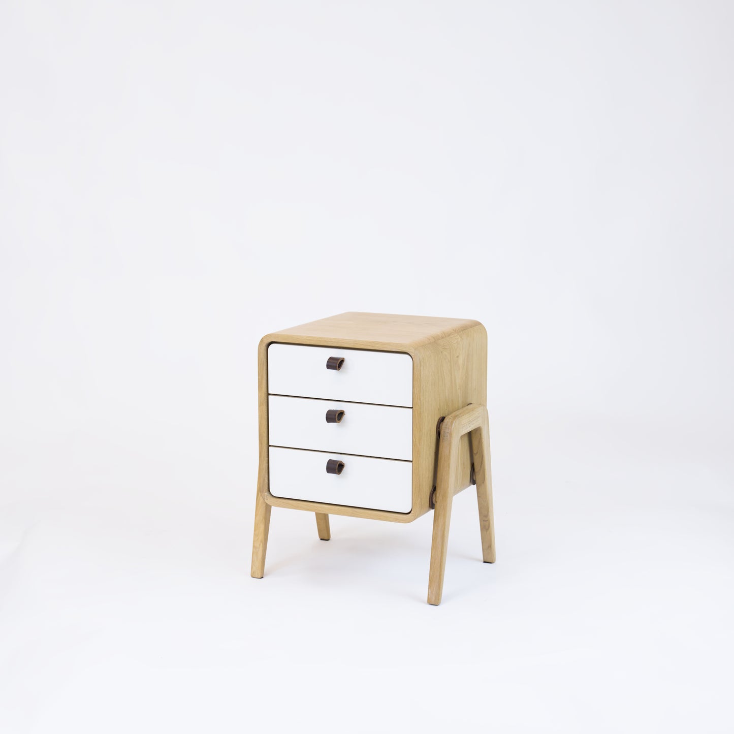 Low drawer unit nm31L. The main corpus is crafted from solid Norwegian oak, featuring 3 drawers with white front.
