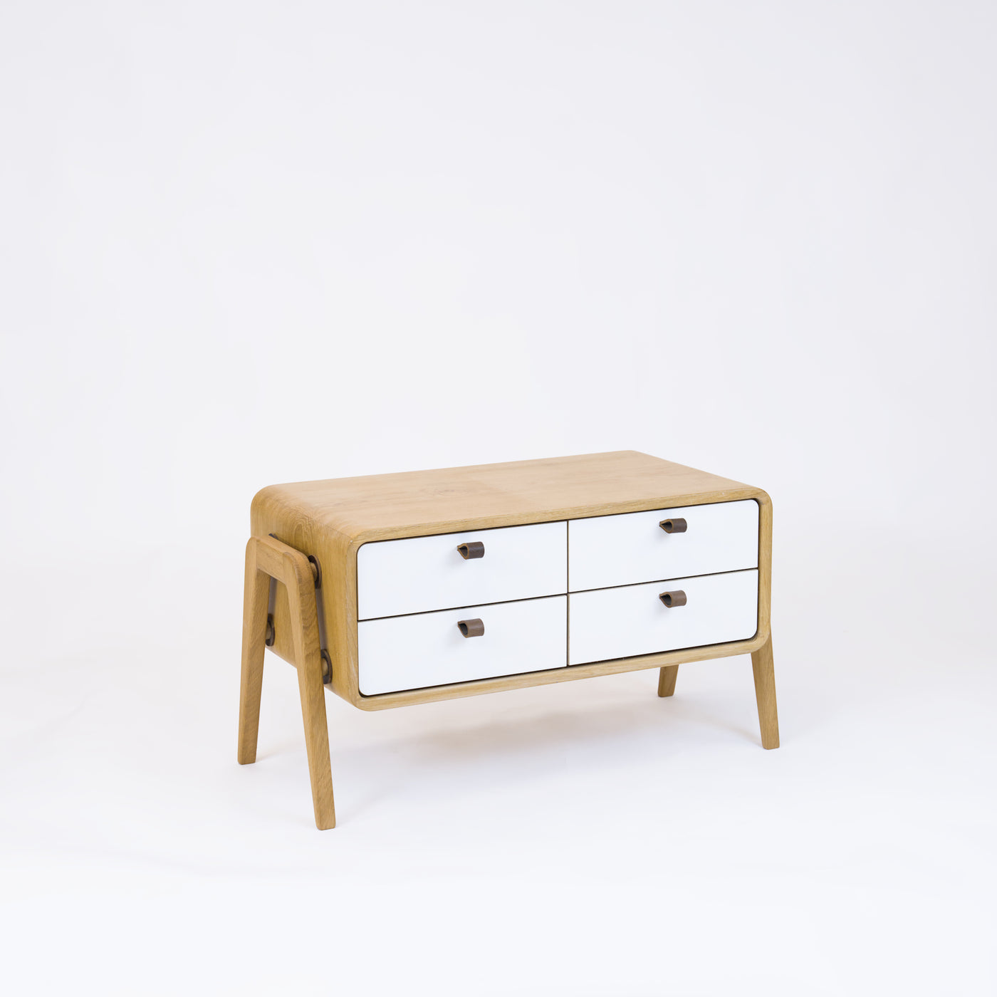 High sideboard nm22H. The main corpus is crafted from solid Norwegian oak, featuring 4 drawers with white fronts.