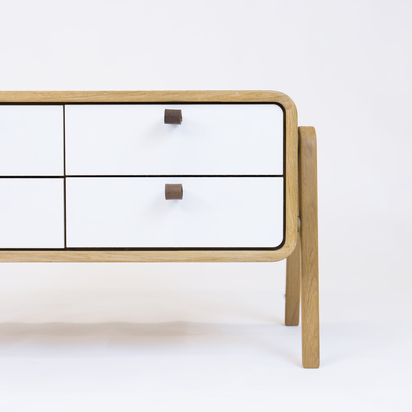 High sideboard nm22H. The main corpus is crafted from solid Norwegian oak, featuring 4 drawers with white fronts.